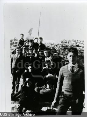 Sortida cultural d'alumnes de magisteri a les ruïnes d'Empúries. [Photograph]