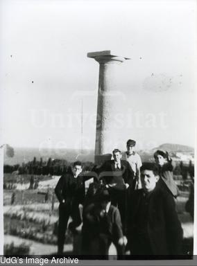 Sortida cultural d'alumnes de magisteri a les ruïnes d'Empúries. [Photograph]