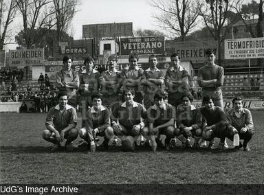 Retrat de grup d'un equip de futbol al camp de futbol de Vista Alegre. [Photograph]