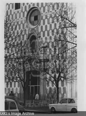 Façana de la Casa de la Cultura de Girona. [Photograph]