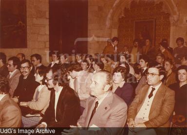 Assistents a l'entrega de títols dels alumnes del es dues primeres promocions de l'EUPG. [Photograph]