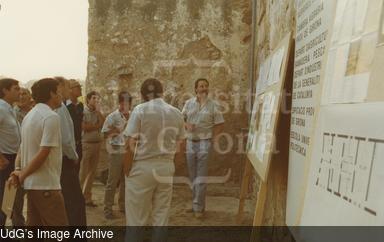 Explicació d'uns plafons de la Fundació Mas Badia. [Photograph]