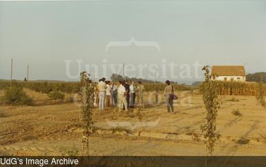 Visita als terrenys de Mas Badia. [Photograph]