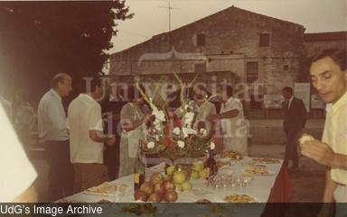 Aperitiu a l'exterior de Mas Badia. [Photograph]