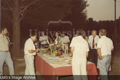 Aperitiu a l'exterior de Mas Badia. [Photograph]