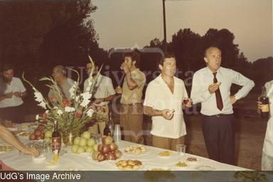 Aperitiu a l'exterior de Mas Badia. [Photograph]