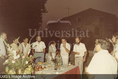 Aperitiu a l'exterior de Mas Badia. [Photograph]