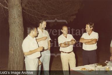 Aperitiu a l'exterior de Mas Badia. [Photograph]