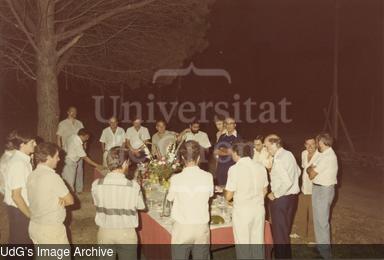 Aperitiu a l'exterior de Mas Badia. [Photograph]