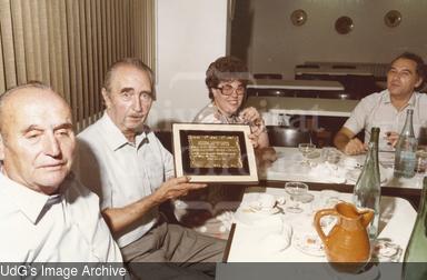 Un dels homenatjats mostrant la placa commemorativa. [Photograph]