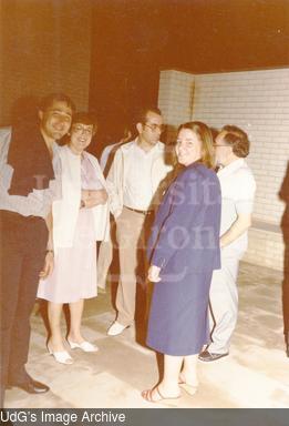 Grup de persones al pati exterior del bar de l'EPS-I. [Photograph]